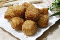 Vớt bánh ra đĩa có lót sẵn giấy thấm dầu và thưởng thức. Cách làm bánh đậu chiên xù không quá cầu kỳ mà thành phẩm cực kỳ ngon miệng, bánh vàng ươm đẹp mắt lại giòn rụm thơm ngon.