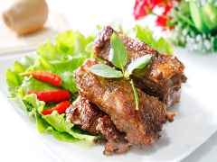 Sườn nướng sốt trái cây được tẩm ướp đặc biệt theo sốt được làm từ các nguyên liệu trái cây, tại nên tương vị tự nhiên và thơm phức cho các miếng sườn. Nếu chán sườn nướng mật ong, muối ớt, ... thịt hãy làm theo cách này để đổi vị thử nhé!