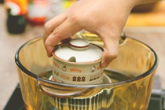 Múc hỗn hợp trứng vào chén có nắp đậy và mang hấp cách thủy.