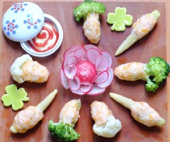 Tôm chín bày vào đĩa. Tôm bọc rau củ khi dùng chấm với sốt mayonnaise hoặc mắm me đều rất hợp nhé!