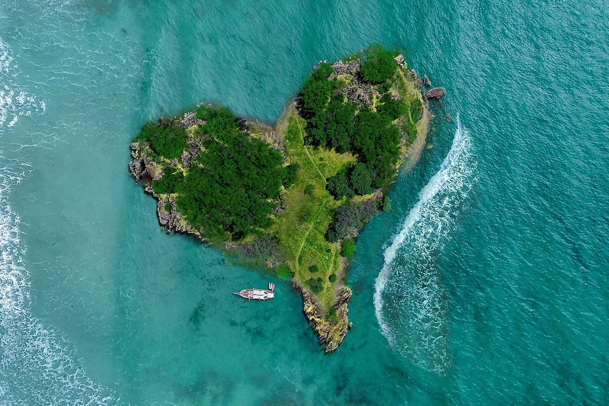 Blog Healthy Travel Heart Island Aerial