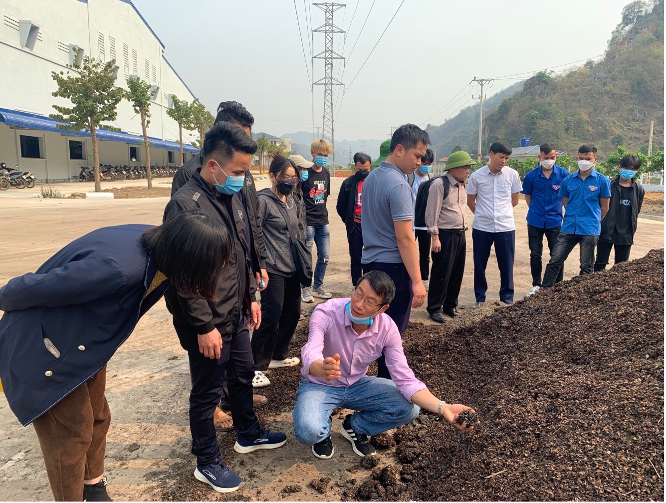 Đoàn cán bộ, giảng viên, sinh viên Trường Đại học Tây Bắc đi thực tế tại Công ty Cổ phần phân bón Sông Lam Tây Bắc