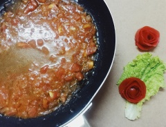 Vẫn sử dụng lại chảo dầu vừa chiên sườn, cho cà chua vào xào chín mềm, đổ nước cốt me, nêm 1 muỗng canh nước mắm, 2 muỗng canh đường, đun sôi.