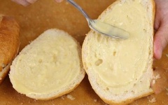 Quết đều hỗn hợp mật ong, sốt mayonnaise lên bánh mì. Cho xà lách rửa sạch, cà chua, thịt xông khói vào, kẹp lại là có thể thưởng thức ngay.