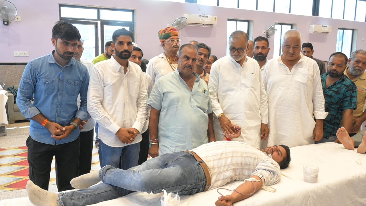 213 रक्तदाताओं ने रक्तदान किये