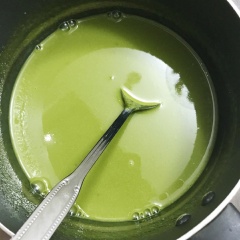 Hòa tan bột trà xanh với một ít nước nóng. Bỏ bột agar vào 200ml nước, đun sôi thêm đường và sữa tươi, đến khi bột agar tan hết thì bỏ phần trà xanh vào, khuấy đều và tắt bếp
