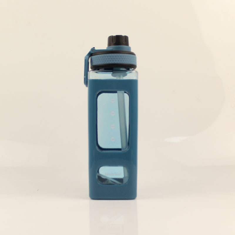 Large water bottle with straw 700–900 ml