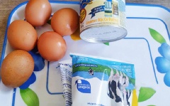 Cho 5 muỗng canh đường vào chảo hoặc nồi, thêm chút nước, đun cho đường tan. Khi đường chuyển màu cánh gián thì cho đường vào các cốc khuôn làm caramel.
