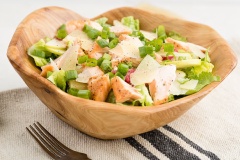 Thật nhanh chóng và dễ dàng với món salad cá hồi rau quả ngon lành, tươi mát rất là hấp dẫn này nào. Đảm bảo chị em nào muốn giảm cân hay tìm một món salad tốt cho sức khỏe có ngay món này nha.