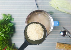 Nước dùng sôi, thêm hạt nêm vớt bỏ phần bọt cho nước thêm trong. Tiếp tục cho măng chua và cà chua đã xào vào nồi đun sôi.