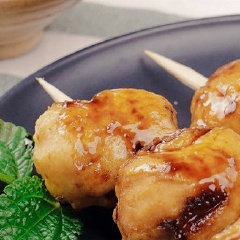 Thịt gà viên nướng xiên que không khó như bạn tưởng. Chỉ cần có một chiếc máy xay thực phẩm hoạt động tốt là được. Còn nếu không có lò nướng thì bạn có thể nướng trên bếp nướng nhé!