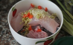 Ướp phi lê cá với tỏi băm, ớt, sả, 1 muỗng canh nước mắm, 1 muỗng cà phê hạt nêm, 1 muỗng cà phê đường trắng, 1/2 muỗng cà phê tiêu khoảng 10 phút.