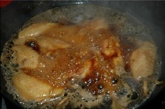 Đổ Coca Cola vào cùng. Nêm nước tương, hạt nêm, nước mắm, đường trắng sao cho vừa ăn, nấu thêm khoảng 15 phút.