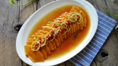 Cuối cùng rải thêm chút hành lá lên trên bí cho đẹp mắt. Món bí đỏ hấp nước tương với bí đỏ được thái mỏng nên rất nhanh chín. Chính vì vậy bạn không nên hấp quá lâu tránh bí đỏ bị rục nhé!