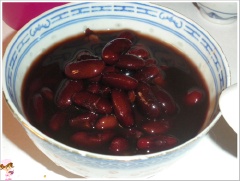 Đậu đỏ nếu mua hộp thì chỉ cần đổ ra chén, còn nếu mua đậu sống thì về ngâm nước cho vào nồi hấp hoặc luộc chín.