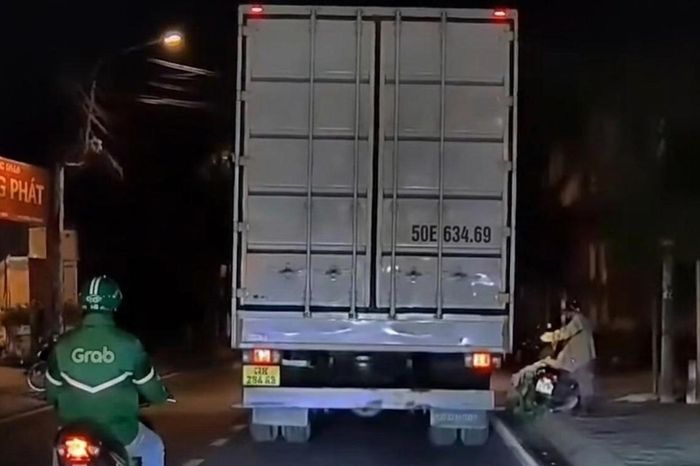 Cố lách vượt ẩu, người đi xe máy ngã sát bánh ô tô tải - Báo Xây Dựng