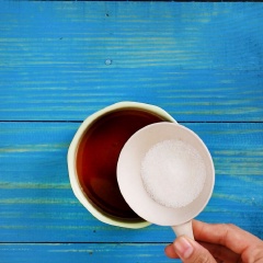 Pha nước chấm: Cho 3 muỗng canh nước mắm vào chén, 1 muỗng canh nước cốt chanh, thêm 1,5 muỗng canh đường khuấy tan, cho tiếp 1 muỗng canh gừng băm nhỏ, 1/2 muỗng canh ớt băm,