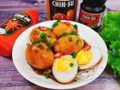 Món trứng kho nước tương với vị mặn mặn ngọt ngọt rất đưa cơm. Lại thêm chút cay cay của tương ớt làm cho món ăn dù đơn giản nhưng vẫn rất hấp dẫn phải không nào.