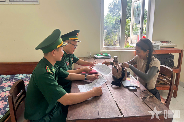 Cán bộ biên phòng nhặt được túi đồ, trả lại du khách nước ngoài - Báo Quân Đội Nhân Dân