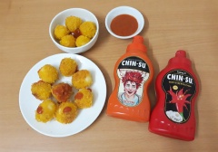Chiên ngập dầu với lửa nhỏ, vớt trứng ra để ráo tầm 5 phút. Vậy là trứng cút chiên xù đã hoàn thành rồi, đừng quên ăn kèm với 2 loại tương ớt CHIN-SU: cay và siêu cay nhé!