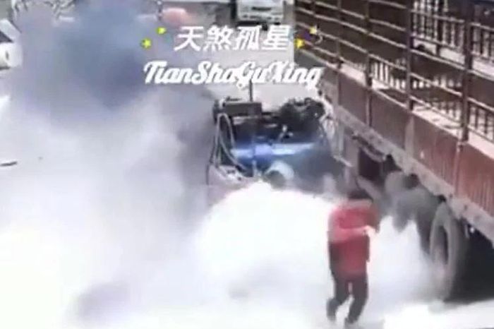 Nổ lốp xe tải như 'bom', thợ sửa bị hất văng vài mét - Tạp chí Doanh Nghiệp Việt Nam