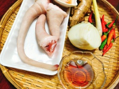 Đuôi heo mua về dùng dao bén hoặc dao lam cạo và rửa thật sạch đuôi heo cho sạch lông. Sau khi rửa sạch đuôi heo, chà xát 1 muỗng canh giấm, 1 muỗng canh muối cho hết mùi hôi. Chặt đuôi heo thành các khúc vừa ăn.