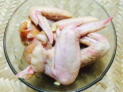 Tỏi bóc vỏ băm nhỏ. Ướp cánh gà với tỏi băm nhỏ, 1 thìa canh dầu hào, 2 thìa canh nước tương. Đảo đều và bảo quản trong ngăn mát tủ lạnh 1-2h cho cánh gà ngấm gia vị ướp.