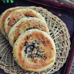 Bày trí bánh chiên mè nhiều lớp ra đĩa và dùng nóng. Những chiếc bánh chiên nhiều lớp dai béo, thơm hương mè rất đặc trưng. Có thể dùng ăn sáng hoặc ăn chơi lót dạ cho các bữa phụ đều được. Bánh có vị béo và hơi nhạt nên bạn có thể chấm thêm các loại sốt mặn ngọt tùy thích.