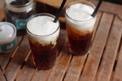 Cho đá viên vào gần đầy ly nước trà. Sau đó rót phần kem vừa đánh xong lên trên nữa là hoàn tất phần nước macchiato cực cool có thể mâm mâm ngay rồi đấy!