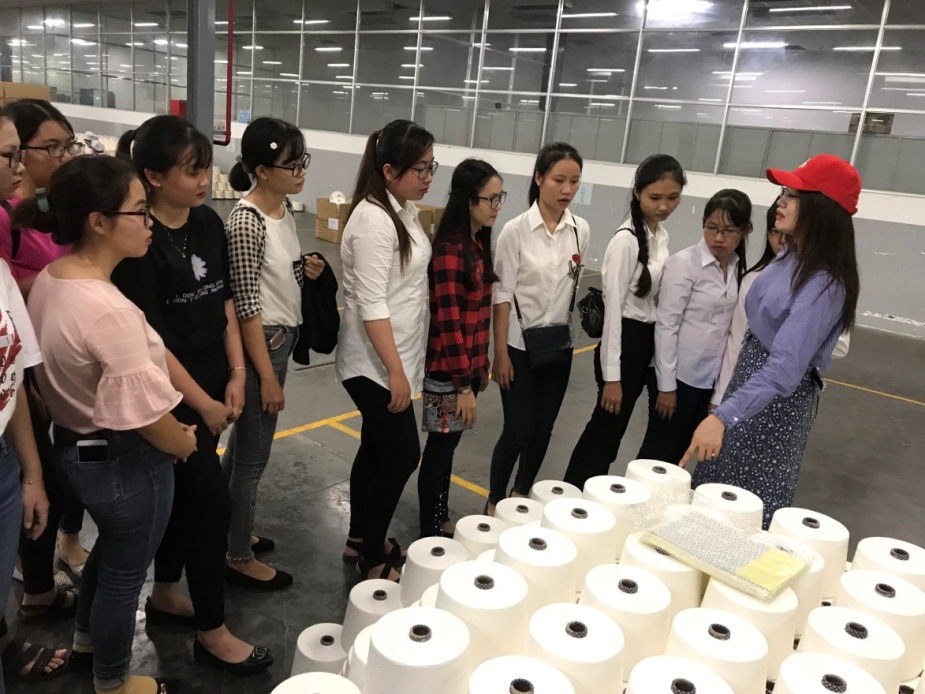 Đại diện các doanh nghiệm chia sẻ với sinh viên DLA