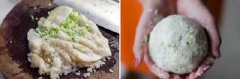 Gấp miếng thịt cá lại và dùng gáy dao dần cá tiếp trong khoảng 5 phút. Sau đó lấy cá ra cho vào một cái tô rồi thêm lòng trắng trứng và một muỗng canh bột bì vào và nhào cho hỗn hợp được trộn đều. Bạn lại lấy cá vừa nhào ra cho lên thớt và dằm tiếp. Sau đó lại thêm một muỗng canh bột mì và dần cá tiếp. Bạn lặp lại bước này cho đến khi hỗn hợp cá trở nhuyễn mịn.