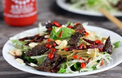 Cho đu đủ bào ra dĩa, thêm ít rau răm lá quế lên trên cùng với gan heo, khô bò, đậu phộng rang. Khi ăn chan nước trộn gỏi vào, trộn lên và thưởng thức.