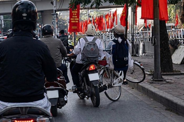 Vít ga luồn lách giữa phố đông, nam sinh tông ngã người đi xe đạp rồi bỏ chạy ở Hà Nội - Báo Xây Dựng