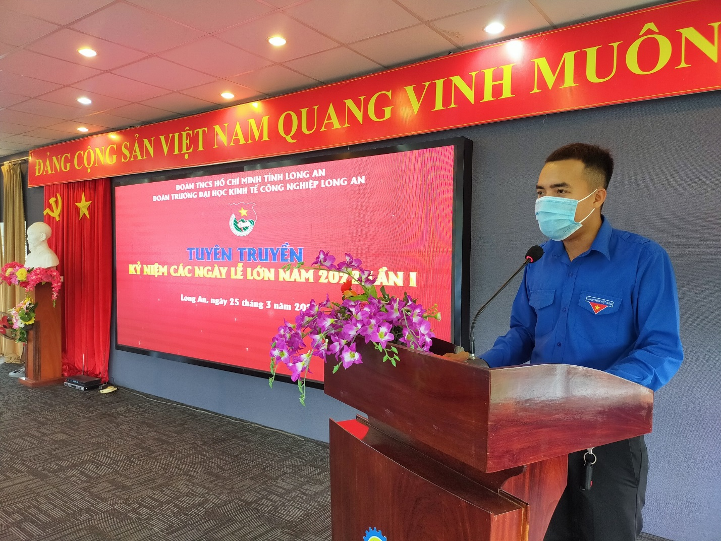 Đồng chí Trương Phú Quí –Phó Bí thư Đoàn trường ôn lại những cột mốc lịch sử của Đoàn Thanh niên Cộng sản Hồ Chí Minh qua chặng đường 91 năm
