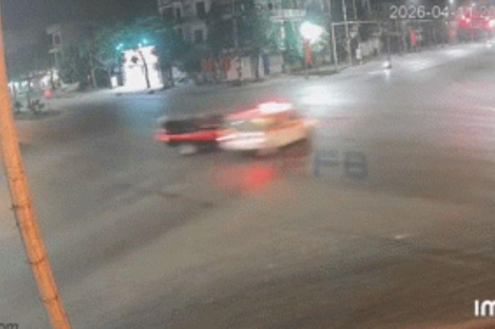 Khoảnh khắc hãi hùng xe cứu thương chở 4 người va chạm xe bán tải rồi lật nghiêng giữa ngã tư - Chuyên trang Góc nhìn pháp lý - Tạp chí Người đưa tin