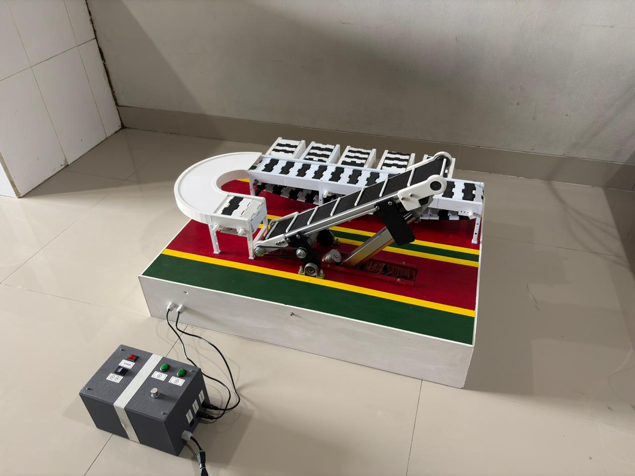 Perancangan Sistem Konveyor Vertikal pada Area Pasca Produksi untuk Optimalisasi Aliran Material di Fasilitas Ruang Sempit