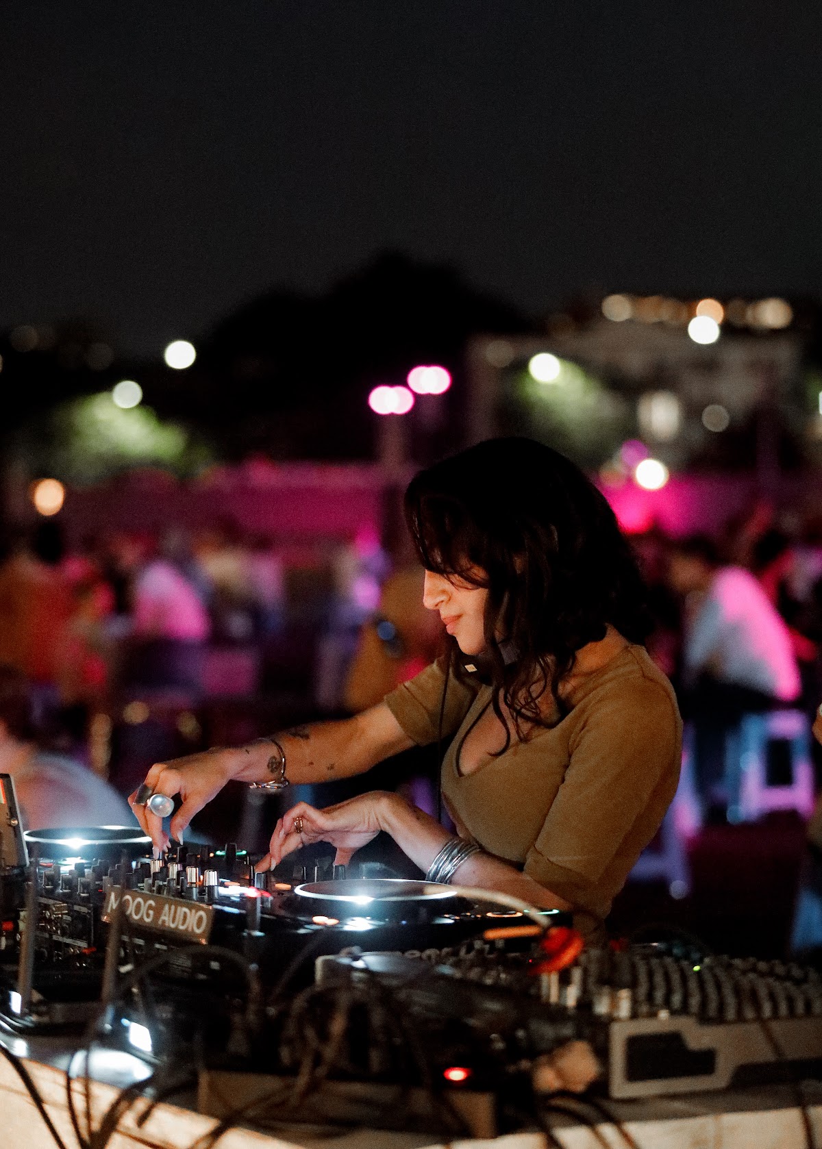 DJ aux platines sous les lumi&egrave;res
