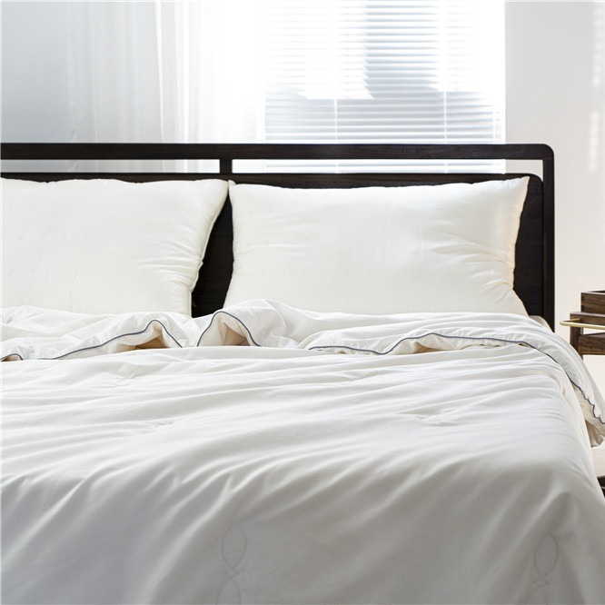 Japanese silk comforter with long-staple cotton cover