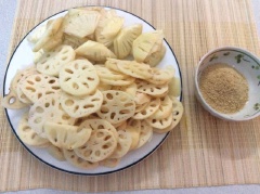 Củ sen gọt vỏ, cắt thanh mỏng, cho vào nồi nước, luộc chín. Thơm gọt vỏ, bỏ mắt, cắt thành miếng vừa ăn.