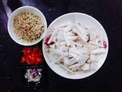 Nấm cắt bỏ chân nấm, rửa sạch, cắt khúc chừng hai mắt tay, tiếp cắt dọc xuống và cắt một lần nữa như đầu mút đũa. Sả tước bỏ bớt cọng cứng, rửa sạch, cắt nhỏ, sau đó băm nhuyễn. Ớt cắt nhỏ băm nhuyễn. Hành khô gọt vỏ rửa sạch cắt lát, Hành lá cắt lấy phần đầu gọt vỏ rửa sạch cắt nhỏ.