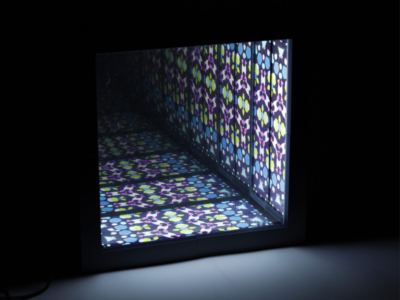 液晶ディスプレイを用いたインフィニティミラーの開発