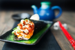 Temaki càng cua đã hoàn thành, đừng quên ăn kèm với gừng, mù tạc và xì dầu cho đúng kiểu Nhật nhé!