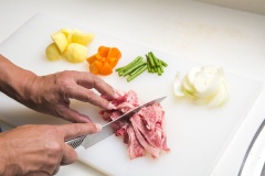 Cắt thành miếng vừa ăn khoai tây, cà rốt, thịt bò. Cắt hai đầu đậu ve sau đó cắt ngang làm đôi. Hành tây cắt thành từng cộng.