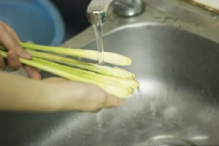 Sả bóc vỏ bên ngoài, chọn phần trắng nõn bên trong, cắt thành các thanh sả bằng nhau. Giữ lại phần đuôi củ sả, cắt nhỏ. Ớt cắt nhỏ.