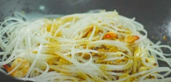 Cho hủ tiếu đã ngâm vào trộn đều.