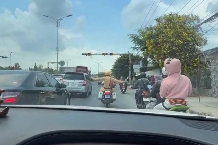 CSGT Đồng Tháp dùng xe đặc chủng mở đường cứu bệnh nhân giữa dòng xe ùn tắc - Báo Tiền Phong