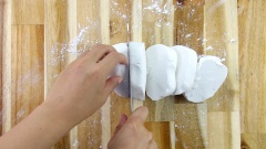 Cắt khối bột ra thành những miếng nhỏ, dùng cây cán bột cán mỏng khối bột khoảng 0.5cm. Sau đó dùng dao cắt bột ra thành những sợi dài.