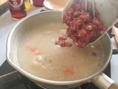 Cho thịt bò vào nấu 2 phút sau đó nêm nếm gia vị nhé. Cho 1/2 muỗng cà phê muối, 1 muỗng cà phê đường, 1/2 muỗng cà phê bột ngọt.