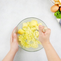 Sơ chế: Đem 350gr khoai tây gọt vỏ, rửa sạch thái miếng cho vào nồi đổ ngập nước cùng chút muối, bắt lên bếp luộc. Khi khoai chín đổ ra rổ để ráo nước, rồi nghiền nhuyễn. Kế đến, đem 50gr đậu cove, 70gr bắp Mỹ, 50gr cà rốt cắt nhỏ rồi luộc khoảng 2 phút, 1 quả trứng gà luộc chín rồi cắt nhỏ, 5gr ngò tây băm nhuyễn.