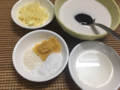 Tép (Tép/tôm bạn chọn con vừa ăn, vỏ mỏng, còn tươi sống khi rang sẽ ngon mềm hơn.), cắt bỏ đuôi và râu, rửa sạch, để ráo. Chuẩn bị các nguyên liệu khác.